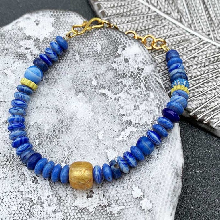 Bracelet de perles en verre bleues